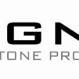 Logo firmy SIGNIA STONE PRODUCTION. Szary kwadrat z białą literą S. Czarny napis SIGNIA, pod nim szary napis STONE PRODUCTION.