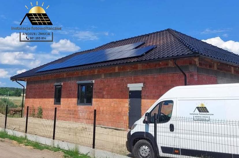 Dom jednorodzinny w trakcie budowy z zamontowanymi panelami słonecznymi na dachu, widoczny samochód dostawczy z logo firmy instalującej panele.