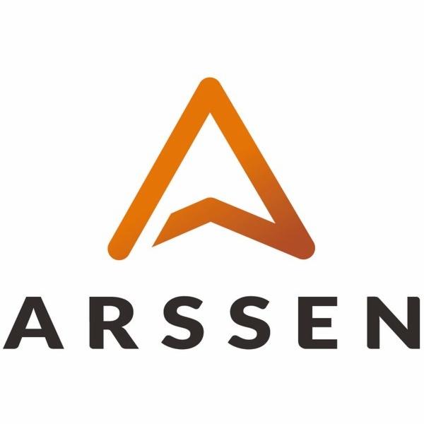 Pomarańczowy logotyp firmy ARSSEN z abstrakcyjnym symbolem trójkąta w górnej części i nazwą firmy napisaną czarną czcionką poniżej, na białym tle.