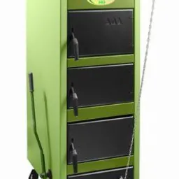 Zielony, stalowy kocioł CO marki SAS z czterema czarnymi drzwiczkami i łańcuchem, widok z przodu na białym tle.