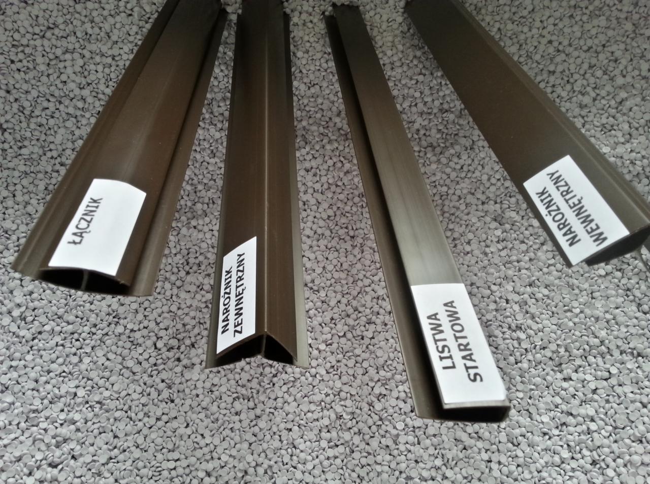 Brązowe profile wykończeniowe z etykietami: Łącznik, Narożnik zewnętrzny, Listwa startowa, Narożnik wewnętrzny, leżące na szarym tle.