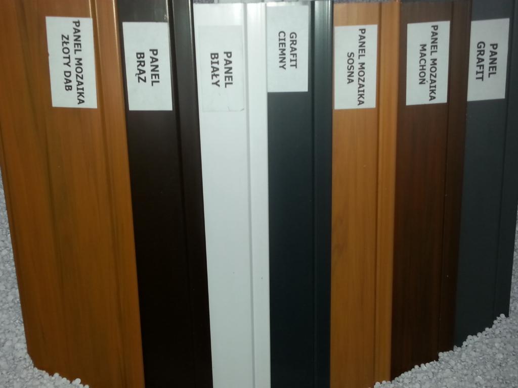 Paleta kolorów paneli mozaikowych: złoty dąb, brąz, biały, grafit ciemny, sosna, machoń i grafit. Prezentacja wzornika na jasnym podłożu.