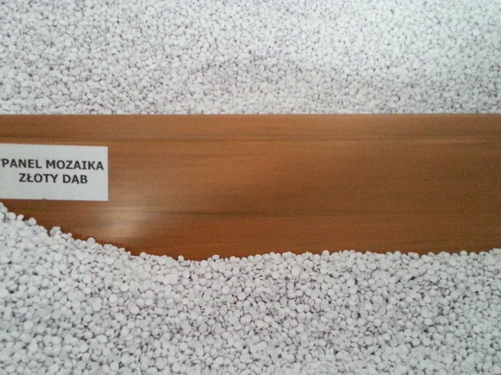 Panel mozaika złoty dąb, otoczony białym granulatem. Widoczne zbliżenie na strukturę materiału i etykietę z nazwą produktu.