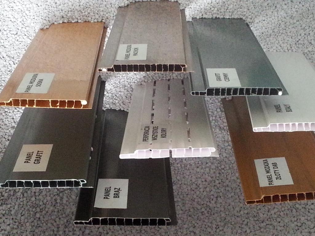 Przekroje paneli mozaikowych i perforowanych w różnych kolorach: sosna, machoń, grafit ciemny, biały, złoty dąb, grafit, brąz. Prezentacja wzornika na szarym tle.