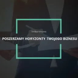 Trzy osoby w garniturach analizują dokumenty, nadruk 'InServices POSZERZAMY HORYZONTY TWOJEGO BIZNESU' otoczony zieloną ramką.