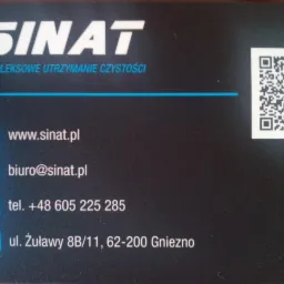 Wizytówka firmy SINAT z Gniezna, specjalizującej się w kompleksowym utrzymaniu czystości. Zawiera adres strony internetowej, adres e-mail, numer telefonu oraz kod QR.