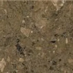 Powierzchnia parapetu z konglomeratu Botticino w odcieniach brązu i beżu, z widocznymi inkluzjami r&oacute;żnych materiał&oacute;w, o jednolitej strukturze i delikatnym połysku.