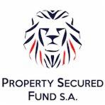 Logo Property Secured Fund S.A. z wizerunkiem lwa w nowoczesnym stylu, białe tło. Czerwono-niebieskie akcenty w grafice lwa. Nazwa firmy w dwóch liniach, czcionka bezszeryfowa.