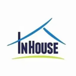Logo firmy InHouse z niebieskim znakiem graficznym przypominającym dach domu nad napisem i zieloną linią pod nim.