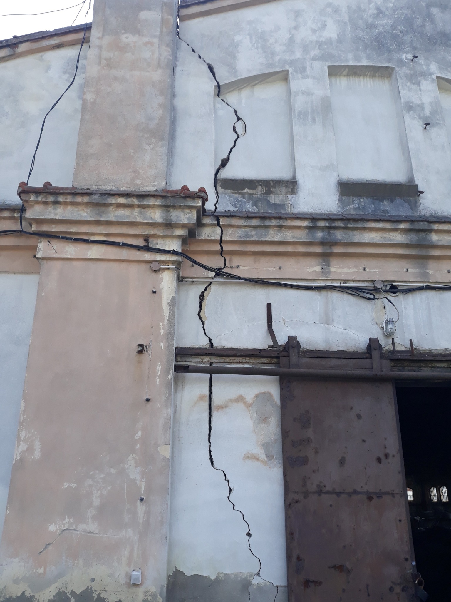 Uszkodzona ściana, Sivel