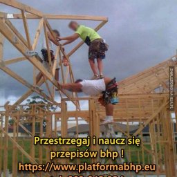 BHP Nakło SPECJALISTA DS.BHP,INSPEKTOR OCHRONY PPOŻ,BIEGŁY SĄDOWY mgr Sylwester Bryłka - Trzech mężczyzn podczas budowy konstrukcji drewnianej domu, jeden stoi na drabinie, drugi na plecach trzeciego, brak zabezpieczeń.
