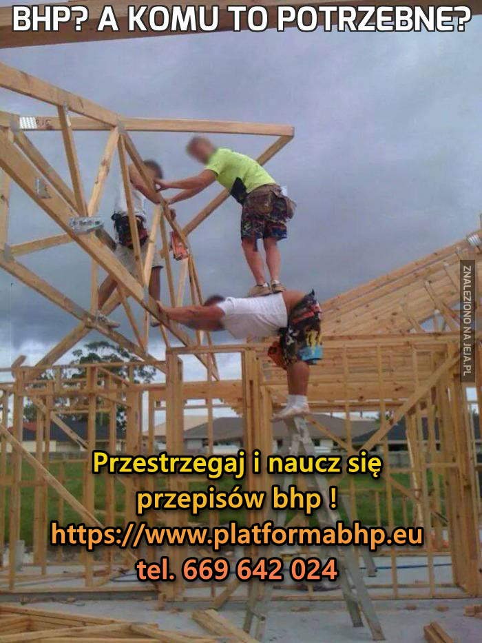 Trzech mężczyzn podczas budowy konstrukcji drewnianej domu, jeden stoi na drabinie, drugi na plecach trzeciego, brak zabezpieczeń.