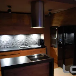 Nowoczesna kuchnia z drewnianymi frontami, czarnym blatem i kamienną mozaiką na ścianie, oświetlona punktowymi lampami i cylindrycznym okapem.