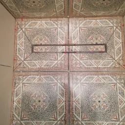 Ułożona mozaika podłogowa z wzorem geometrycznym, z widocznym odpływem liniowym i elementami poziomowania płytek.