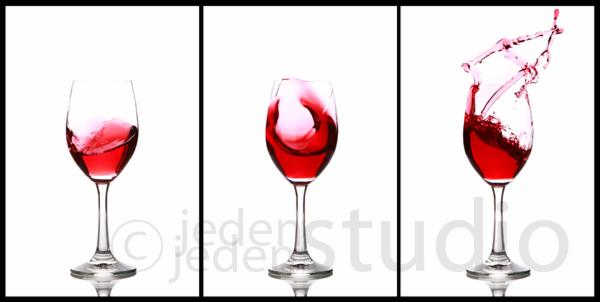 Tryptyk: kieliszki z czerwonym winem w ruchu na białym tle. Dynamiczne ujęcie wina w trzech fazach: delikatne falowanie, intensywny wir i efektowne rozbryzgi.