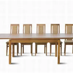 Rozkładany drewniany stół jadalny z sześcioma krzesłami z plecionymi oparciami, na białym tle.