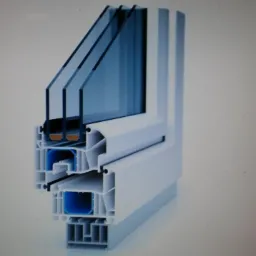 Przekrój okna PCV z trzema szybami, ukazujący jego wewnętrzną strukturę i komory. Widoczne uszczelki i profil ramy, co demonstruje izolacyjność i budowę okna.