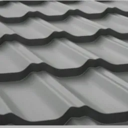 Szare metalowe elementy dachowe z wyraźnym wzorem falistym, ułożone w rzędach, widoczne z bliska pod kątem.