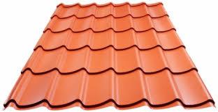 Pomarańczowy panel blaszany imitujący dachówkę, z wyraźnym wzorem fal i czarnym obramowaniem, na białym tle. Widok z góry, lekki kąt.