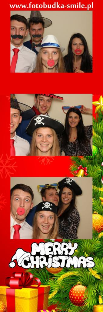 Wesołe, świąteczne ujęcia grupki osób z rekwizytami z fotobudki: wąsy, usta na patyku, pirackie kapelusze. Czerwone tło z motywem bożonarodzeniowym.