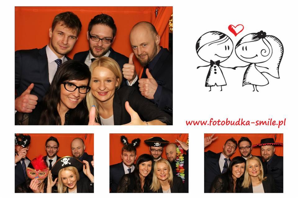 Fotobudka w akcji: kolaż zdjęć z uśmiechniętymi osobami, niektóre w przebraniach, na pomarańczowym tle. Obok logo fotobudki z rysunkiem pary i adresem strony.