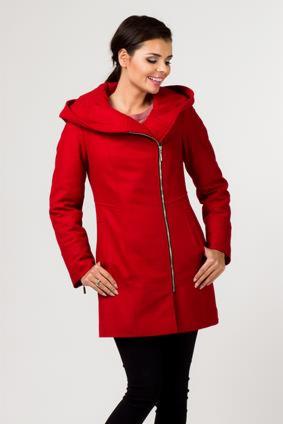 Kobieta prezentuje czerwony, wełniany płaszcz z asymetrycznym zapięciem na zamek i dużym kapturem.
