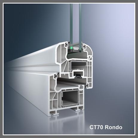 Przekrój profilu okiennego CT70 Rondo z szybą, ukazujący jego budowę wewnętrzną i komory. Białe tworzywo sztuczne, szare tło. Precyzyjne detale konstrukcyjne.