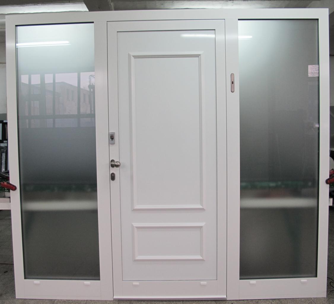 Białe drzwi balkonowe z szybami ze szprosem w ramie, widoczne detale wykończenia i matowe szyby zapewniające prywatność w nowoczesnym budownictwie.