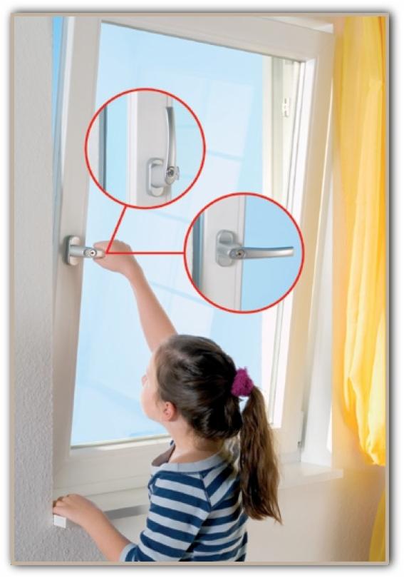 Dziewczynka otwiera uchylne okno z białymi ramami. Na pierwszym planie detale okucia okiennego, z zaznaczonym mechanizmem otwierania i klamką.