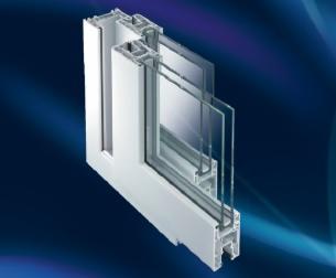 Przekrój ramy okiennej z trzema szybami, ukazujący budowę profilu i uszczelnień, na ciemnoniebieskim tle z gradientem.