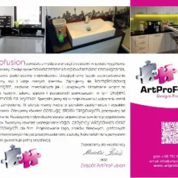 Nowoczesna kuchnia i łazienka w jasnych barwach, z elementami drewna i minimalistycznym designem. Widoczne detale: designerska umywalka, oświetlenie LED.