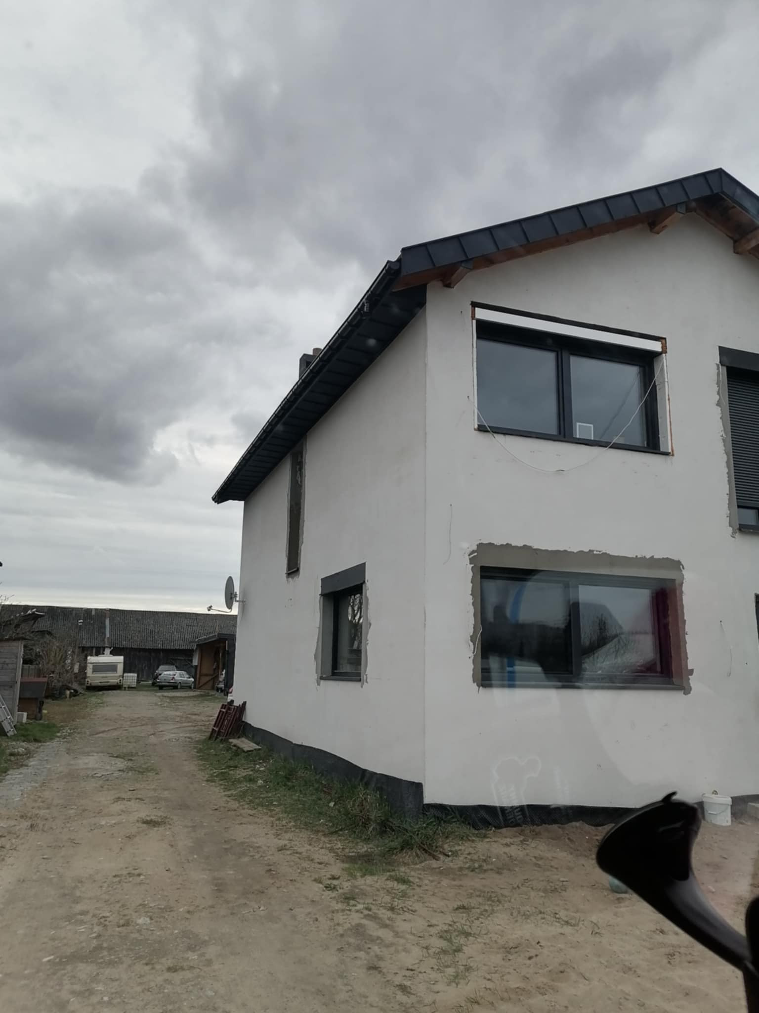 Wiatrówka i podbitka metalowa na felc stojący, to idealne rozwiązanie na solidne wykończenie okapu.