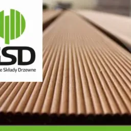 Ryflowane deski tarasowe z logo GSD Gdańskie Składy Drzewne w lewym górnym rogu. Układ desek w perspektywie, brązowy odcień drewna.