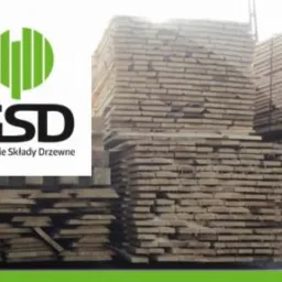 Stosy tarcicy budowlanej na placu składu drewna GSD Gdańskie Składy Drzewne, widoczne logo firmy. Drewno ułożone w równe warstwy, widok z bliska.
