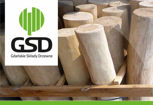 Stosy obrobionych, jasnych kloców drewna na palecie, z logo firmy GSD Gdańskie Składy Drzewne w lewym górnym rogu, ukazujące ofertę składu.