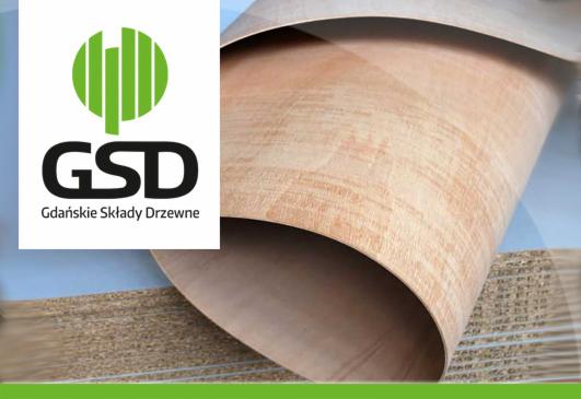 Gięta sklejka drewniana z logo GSD Gdańskie Składy Drzewne. Układ warstw widoczny na krawędziach. Jasne, naturalne wybarwienie drewna.