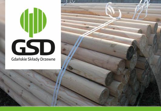 Stos okrąglaków drewnianych związanych białą taśmą, widoczne słoje drewna i logo Gdańskie Składy Drzewne, ułożone równolegle, jasne drewno.