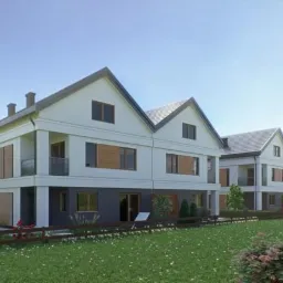 Wizualizacja szeregu nowoczesnych, dwukondygnacyjnych domów z jasną elewacją, ciemnymi akcentami i drewnianymi okiennicami, otoczonych zielonym trawnikiem i niskim, drewnianym ogrodzeniem.