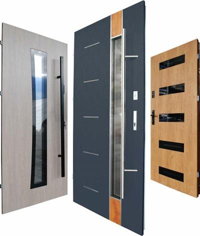 Ekspozycja trzech nowoczesnych drzwi wejściowych: szare z długim, pionowym uchwytem, jasne z przeszkleniem i drewniane z poziomymi, czarnymi akcentami.