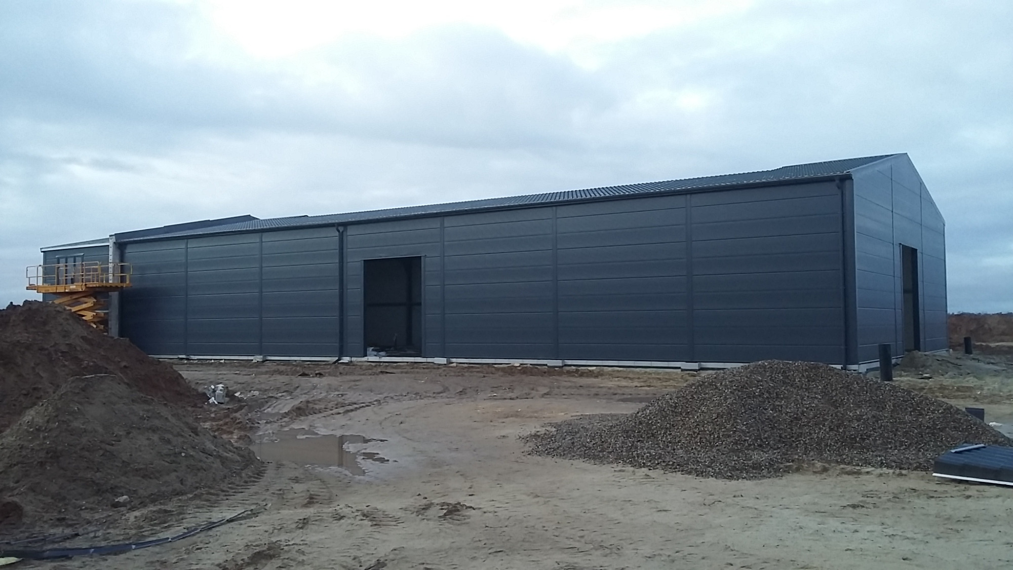 Hala produkcyjno -magazynowa z częścią socjalno - biurową 700m2 (10.2019 -03.2020)