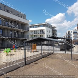 P.P.H.U. WAWMAR MAREK WAWRZONOWSKI - Nowoczesne ogrodzenie panelowe z podmurówką betonową, otaczające plac zabaw na tle budynków mieszkalnych, widoczne sprężynowe zabawki dla dzieci.