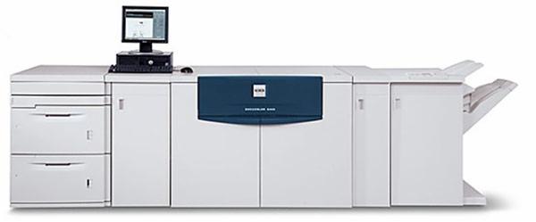 Profesjonalna maszyna drukarska Xerox DocuColor 8000 z monitorem i klawiaturą, widok z przodu, biała obudowa z niebieskim panelem.