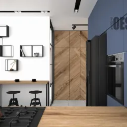 Nowoczesna kuchnia z drewnianymi akcentami: niebieskie szafki, drewniana ściana w jodełkę, czarne metalowe półki i hoker przy blacie, czajnik na płycie gazowej.