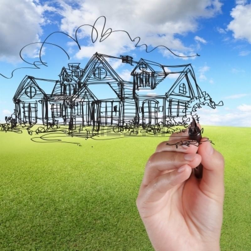 Szkic domu jednorodzinnego, rysowany ręcznie na tle zielonej łąki i błękitnego nieba, prezentowany przez firmę z Poznania oferującą ubezpieczenia.