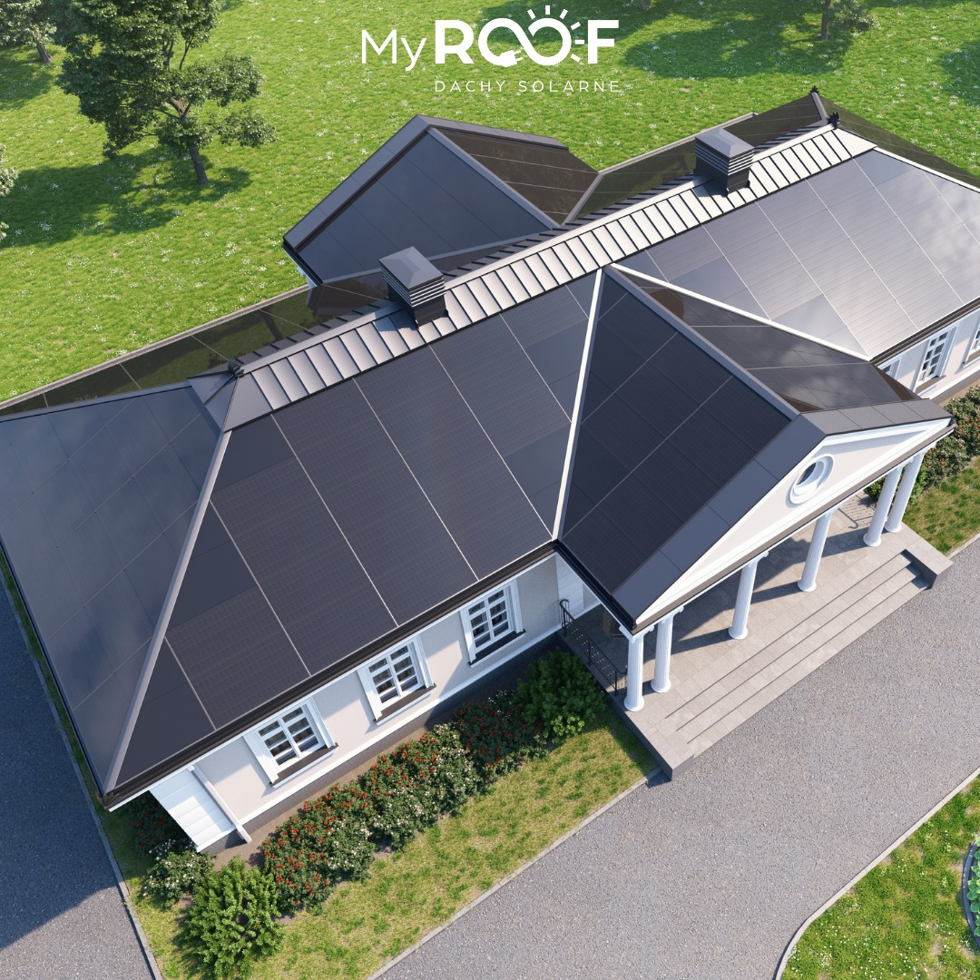 Wizualizacja domu jednorodzinnego z panelami słonecznymi zintegrowanymi z dachem, widok z góry, logo firmy MyRoOF w rogu.