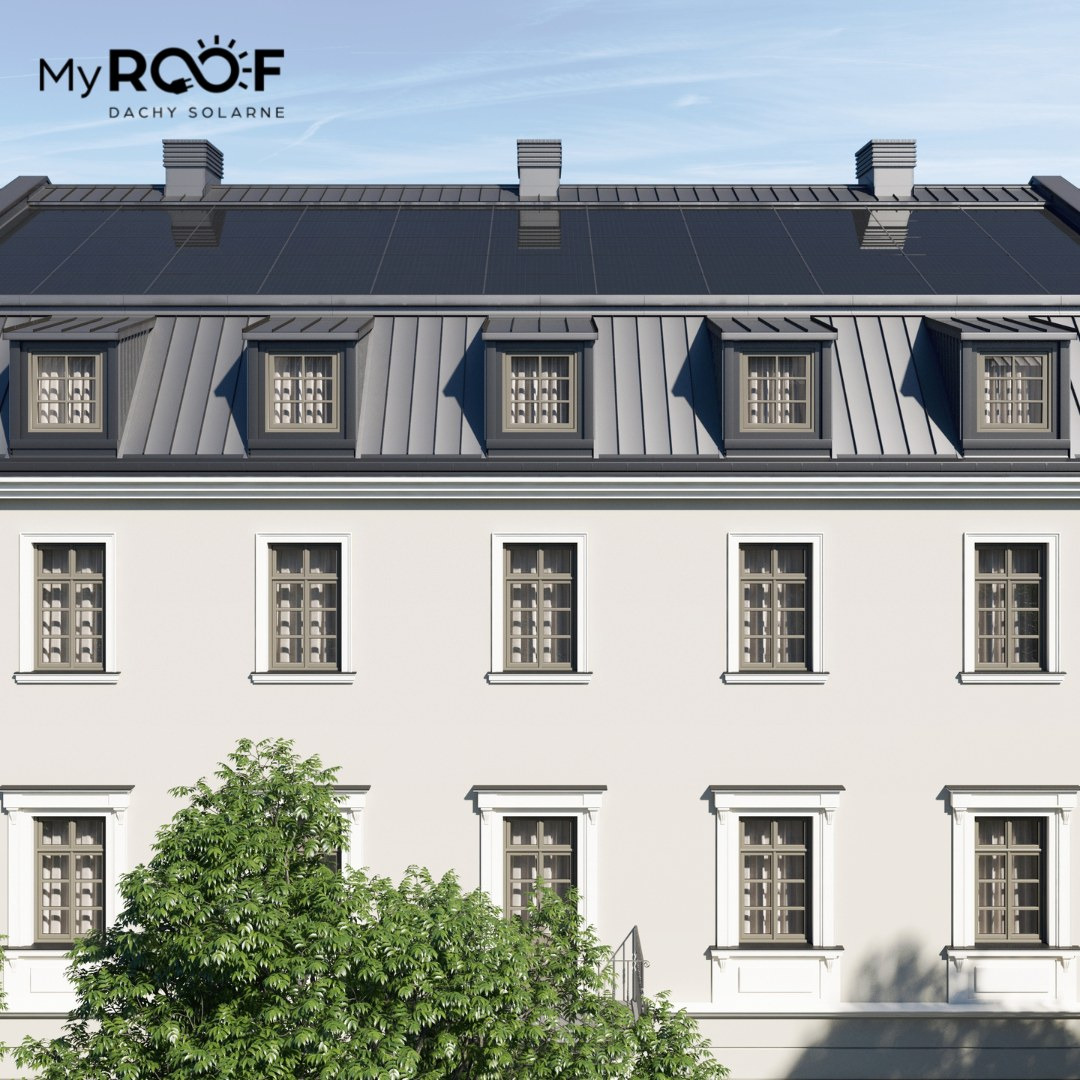 Elewacja budynku z dachem pokrytym panelami słonecznymi, widoczne okna dachowe i kominy, logo firmy MyRoof w górnym lewym rogu.