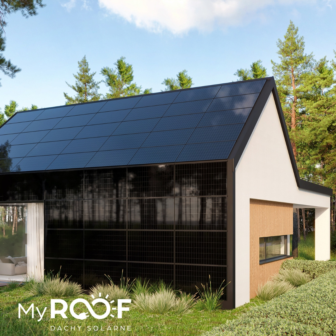 Nowoczesny dom jednorodzinny z panelami słonecznymi na dachu i fasadzie, otoczony zielenią, z logo 'MyRoof' w lewym dolnym rogu.