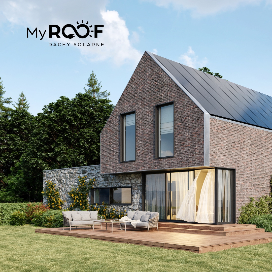 Wizualizacja domu z cegły z panelami fotowoltaicznymi na dachu, tarasem z meblami ogrodowymi i logo 'MyRoof' w górnym lewym rogu.