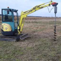 Wiercenie wiertnicą , wiertnica pod słupki, drzewka , fotowolkanike Kościan Pajzert-Instal