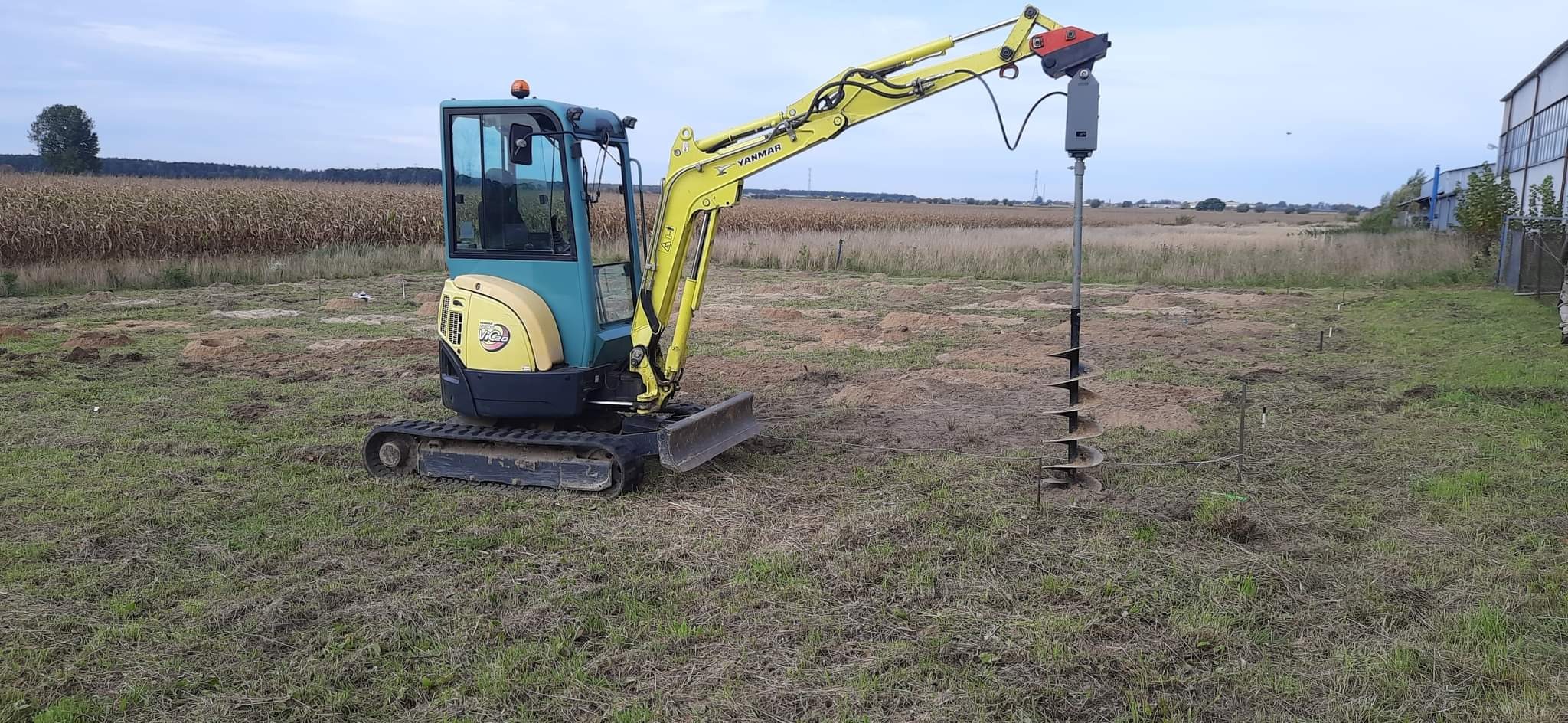 Wiercenie wiertnicą , wiertnica pod słupki, drzewka , fotowolkanike Kościan Pajzert-Instal